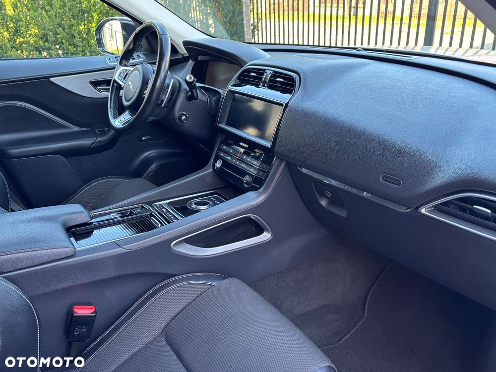 Jaguar F-Pace 2.0 i4D AWD R-Sport - 24
