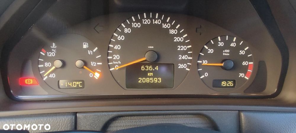 Mercedes-Benz Klasa E 200 Kompressor Classic - 17