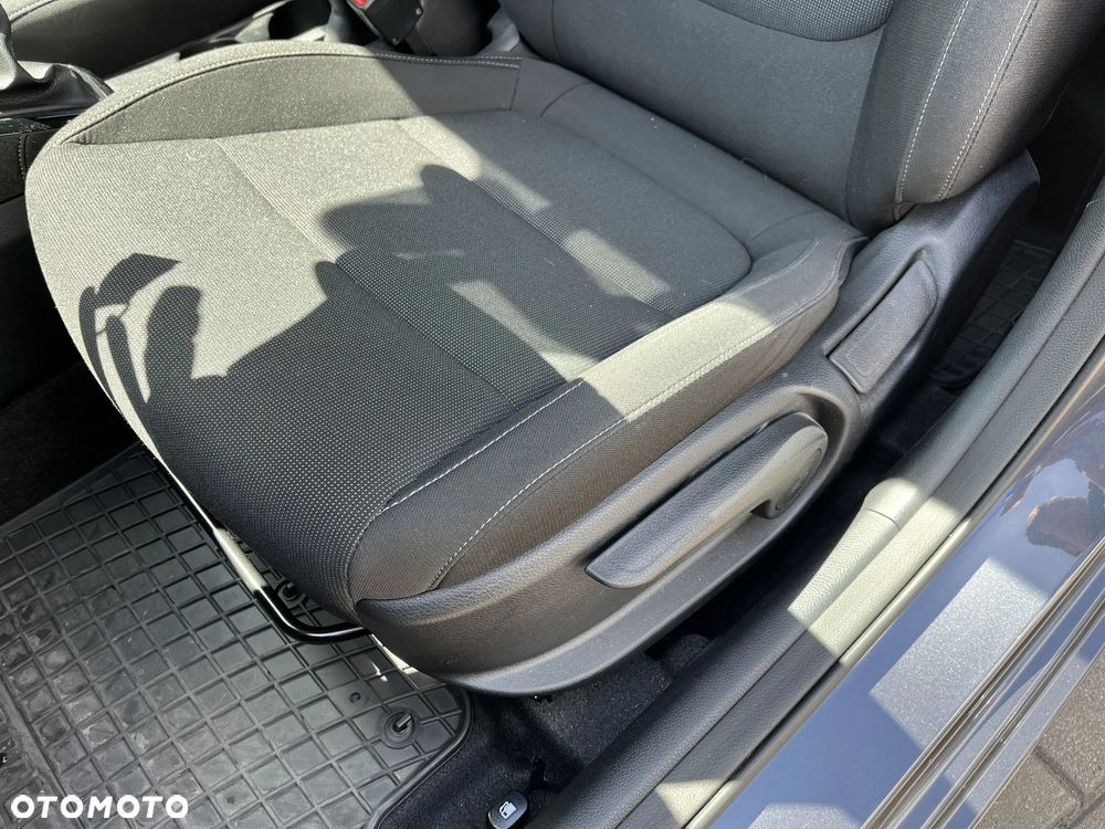 Kia Rio 1.4 L - 12
