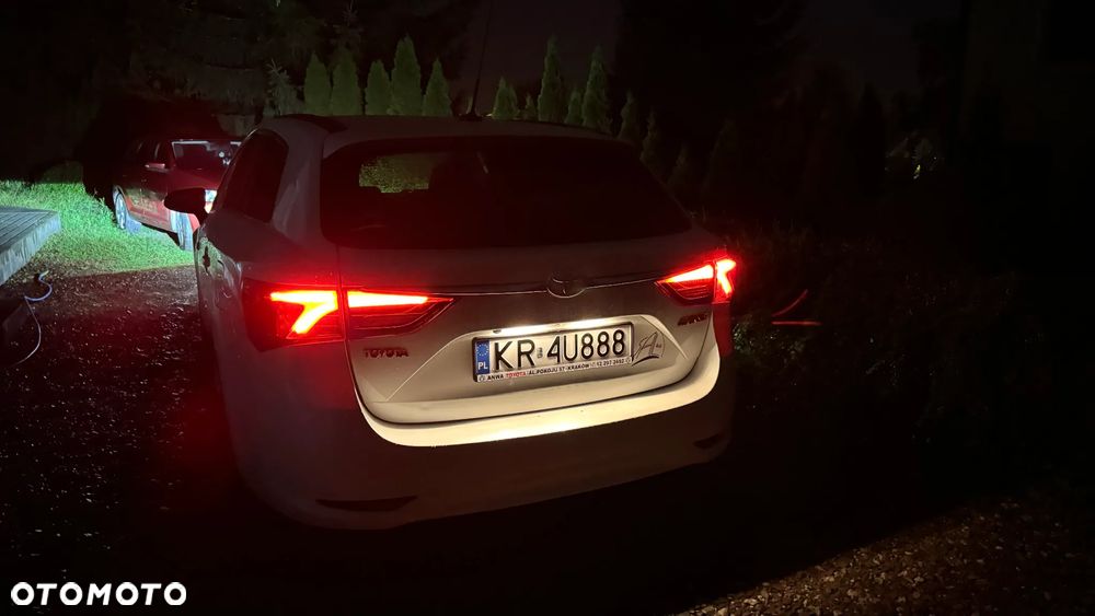 Toyota Avensis 2.0 D-4D Premium - 11