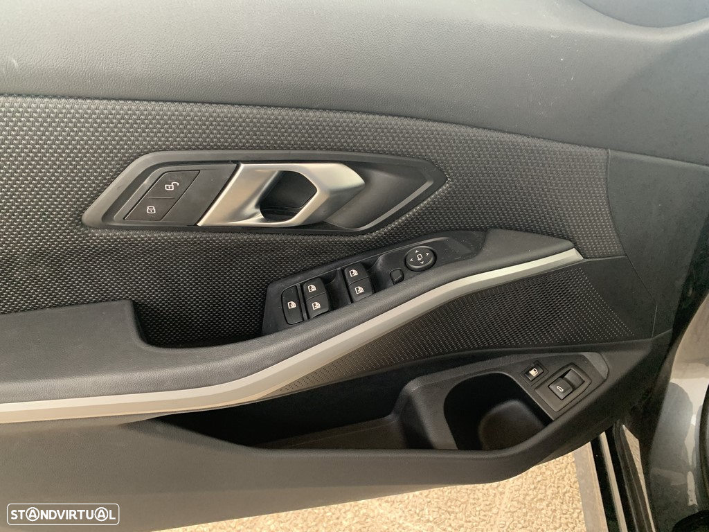 BMW 330 e Touring Line Sport Auto - 4