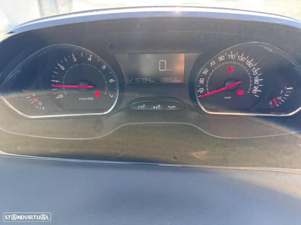 Peugeot 208 1.2 PureTech Allure - 21