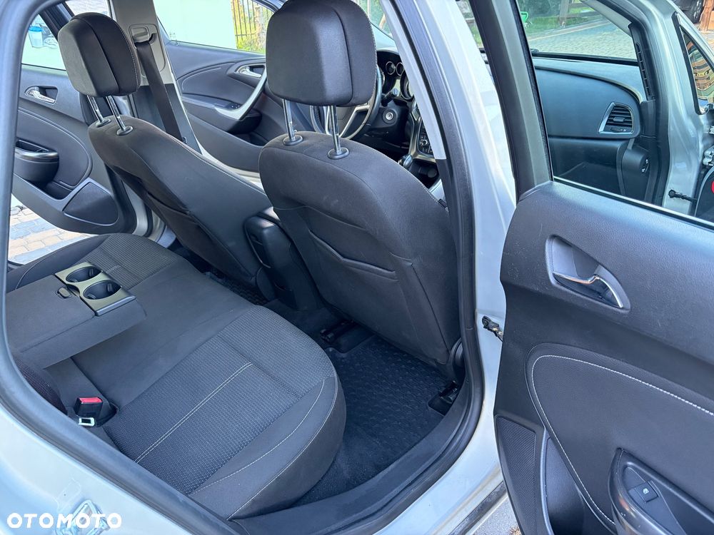 Opel Astra 2010 photo 2