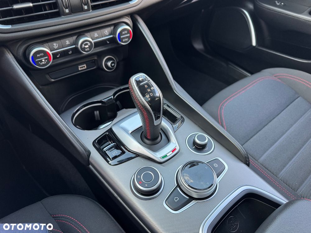 Alfa Romeo Giulia 2.2 AT8 Super - 28