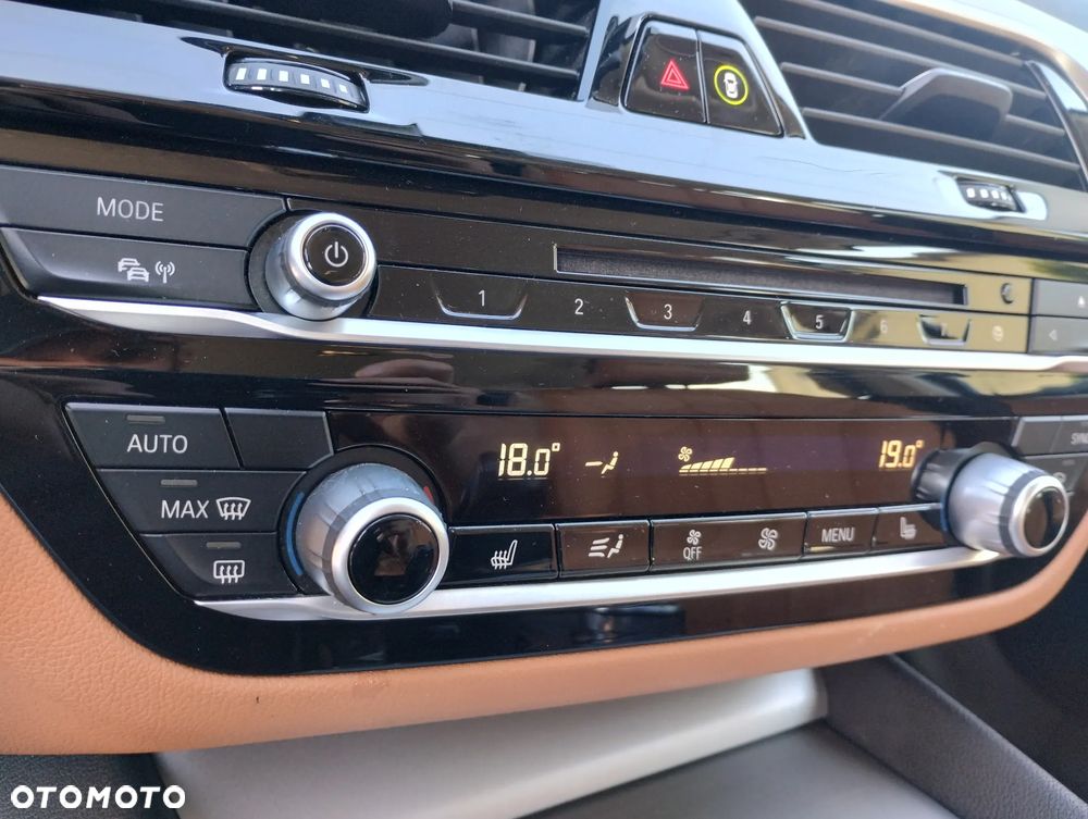 BMW Seria 5 518d Touring Luxury Line - 11