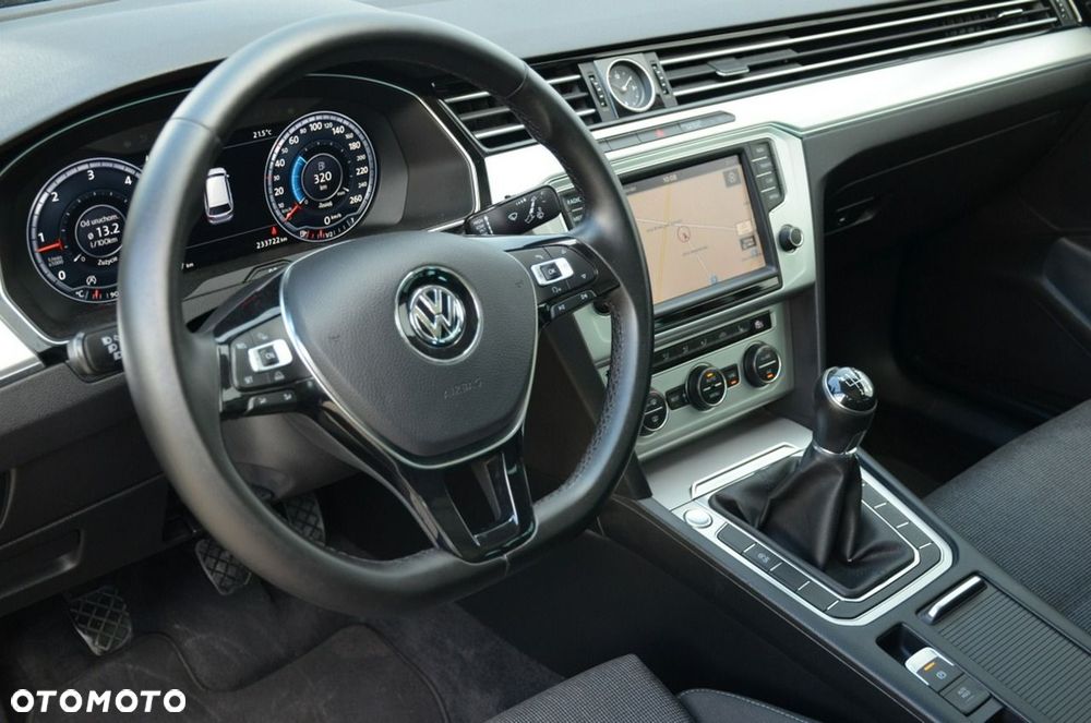 Volkswagen Passat - 25