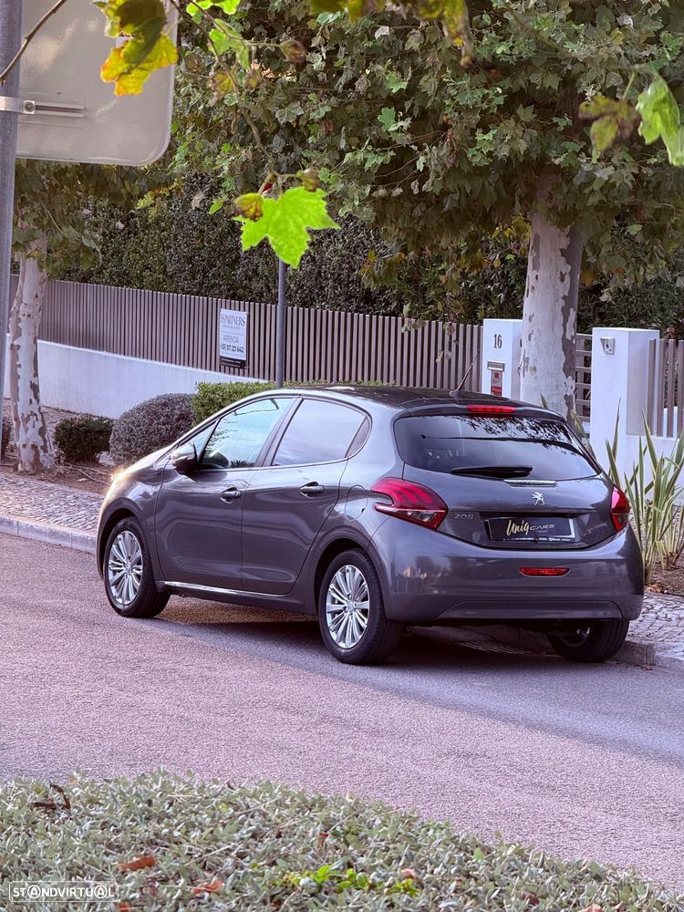 Peugeot 208 - 8