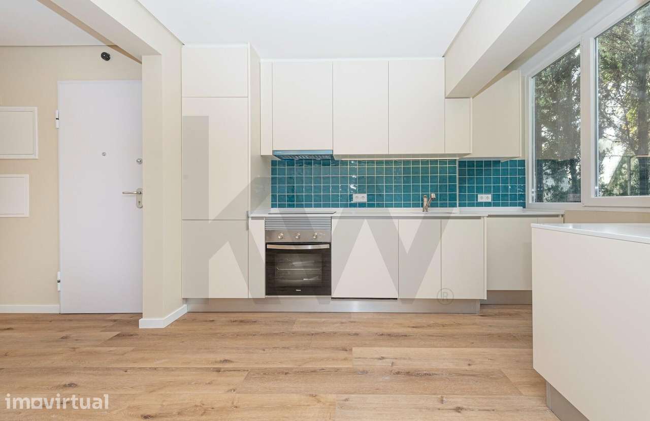 Apartamento T2 totalmente renovado e equipado no Monte Estoril a 7m a - Grande imagem: 3/20
