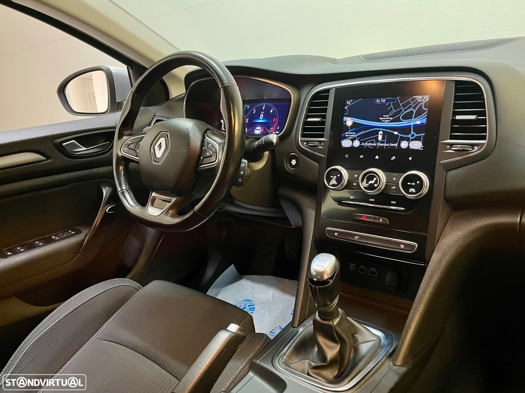 Renault Mégane Sport Tourer BLUE dCi 115 INTENS - 31