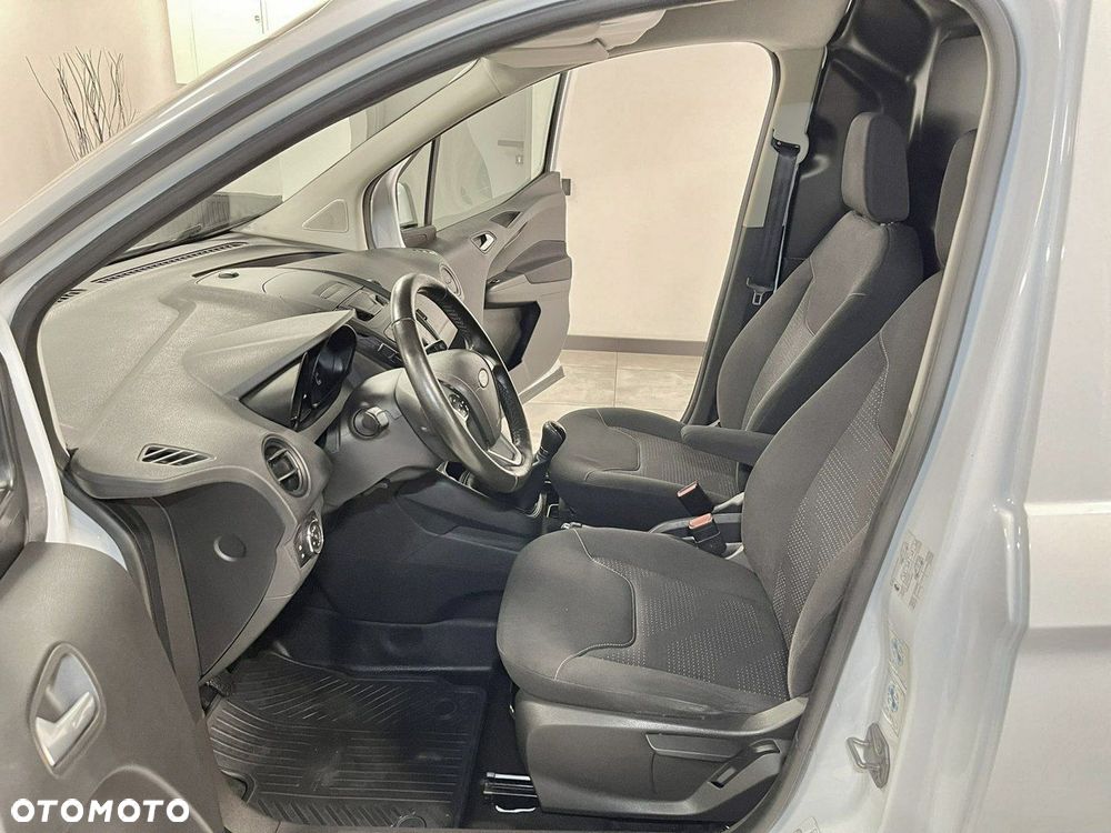 Ford Transit Courier - 11
