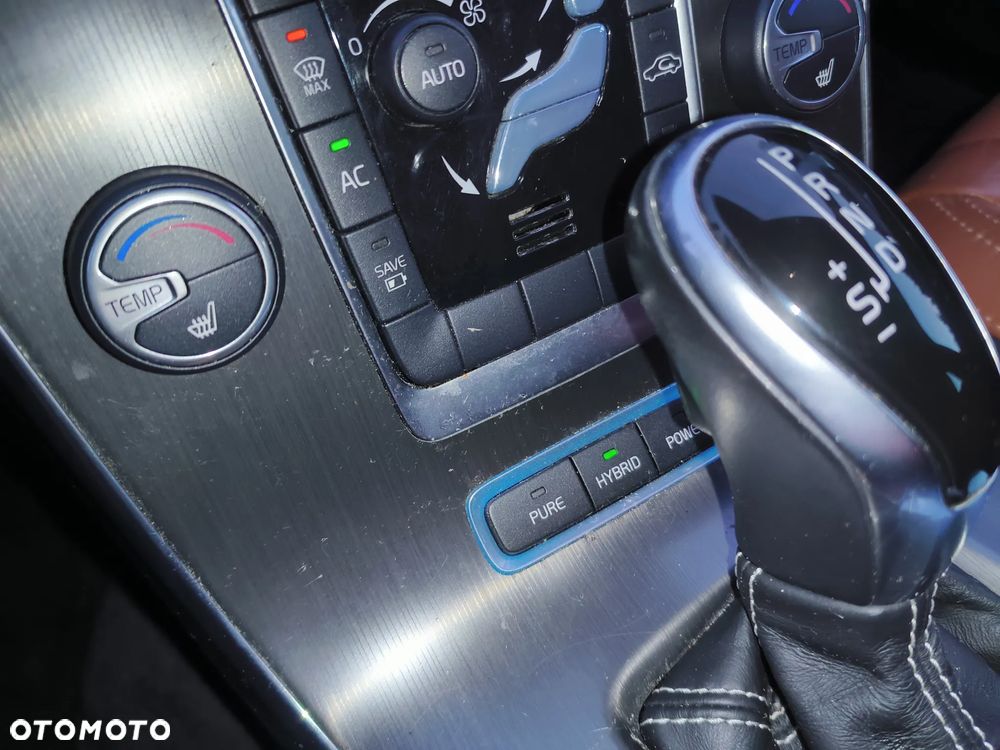 Volvo V60 D6 AWD Plug-in Hybrid R-Design Momentum - 9