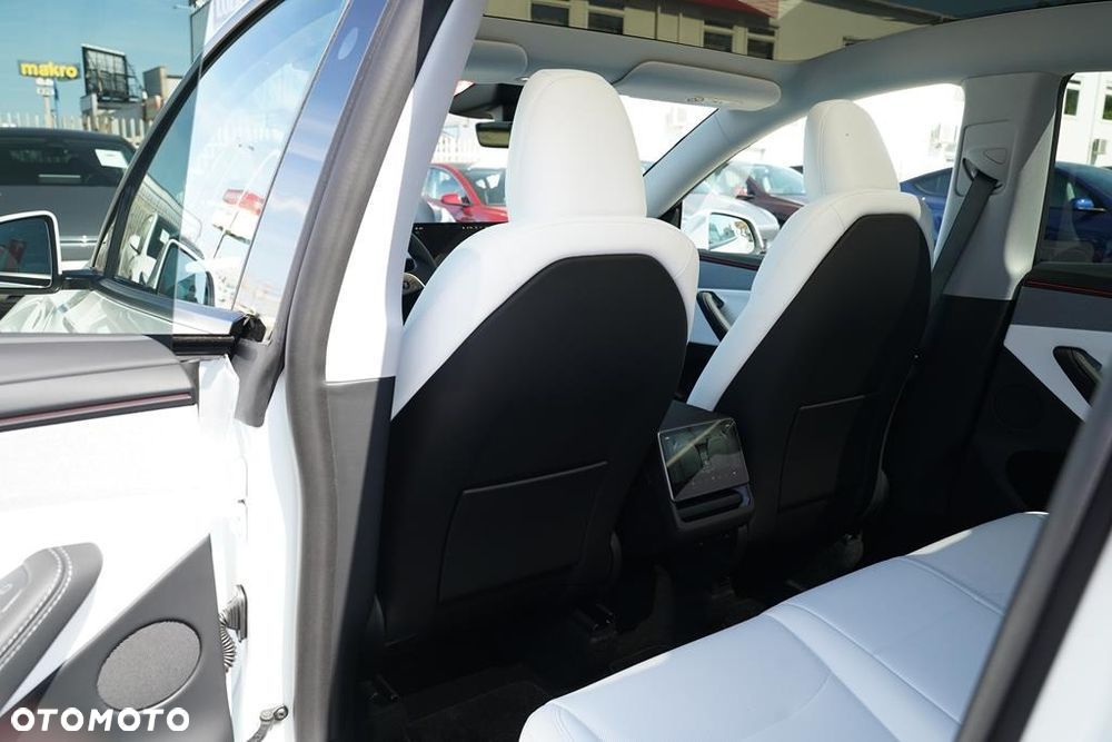 Tesla Y 83.1kWh Long Range RWD - 12