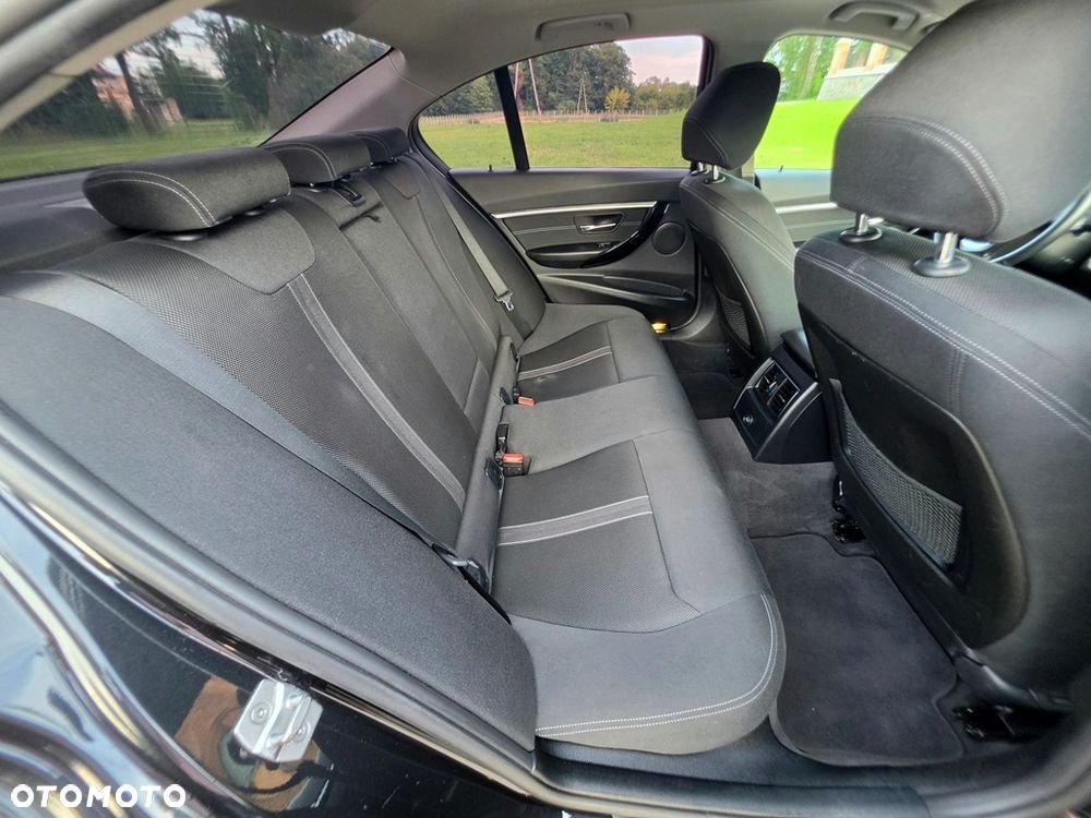 BMW Seria 3 318i Sport Line - 31
