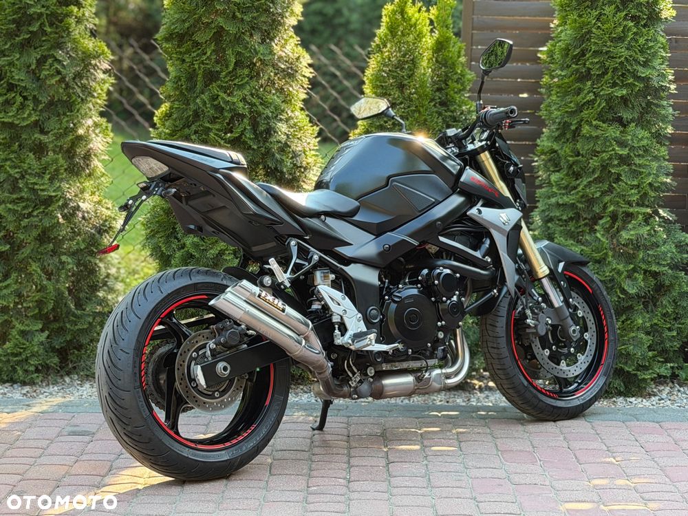 Suzuki GSR - 4