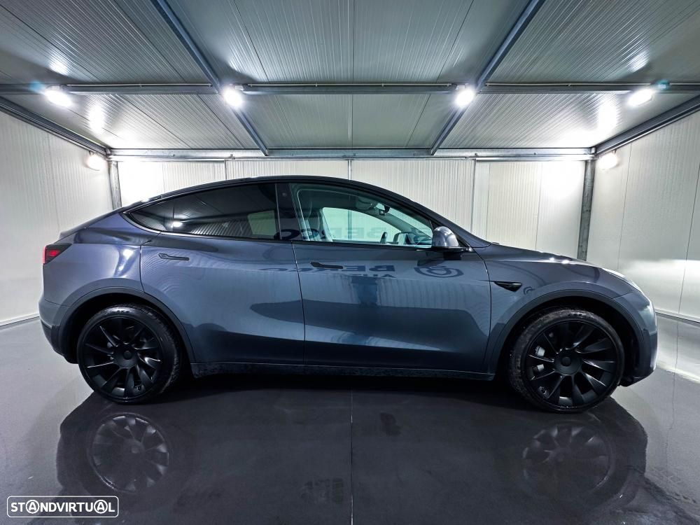Tesla Model Y - 12