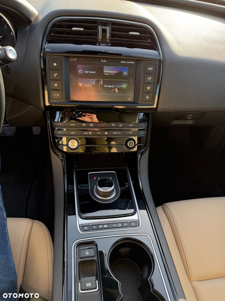 Jaguar XE 2.0 T Prestige - 6