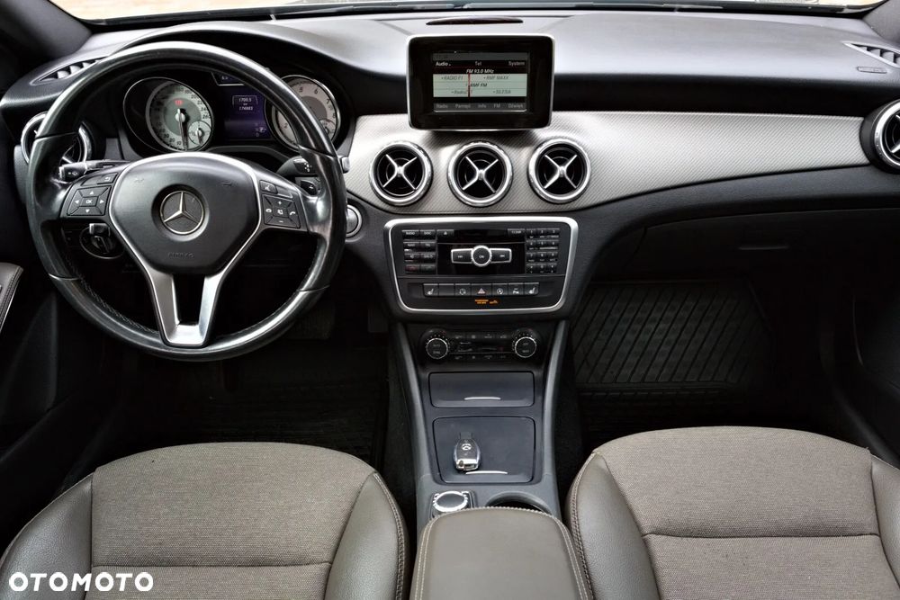 Mercedes-Benz GLA 200 7G-DCT - 24