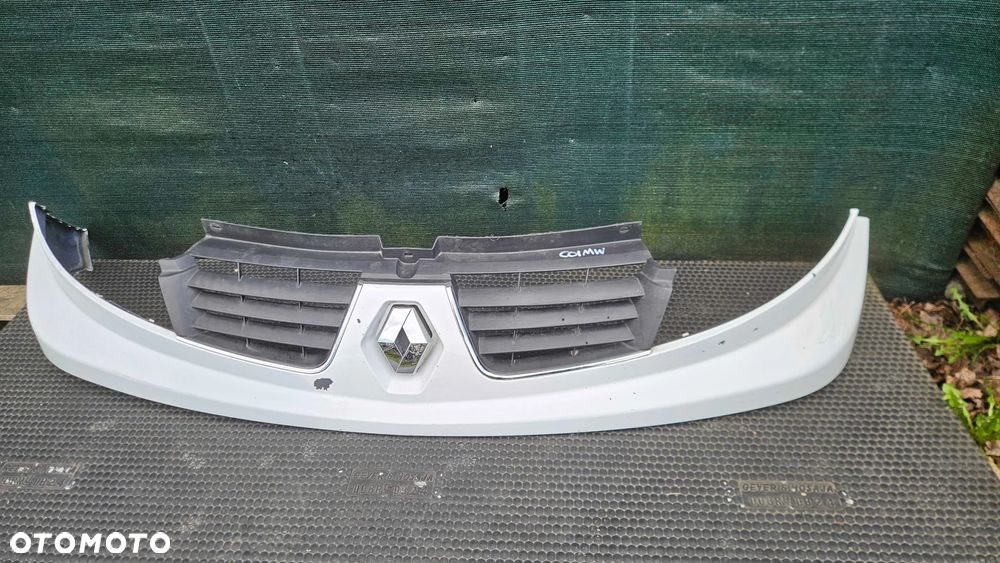 Atrapka 623100251R 93856152 Atrapa Gril Osłona Chłodnicy Kratki Emblemat Znaczek Renault Trafic II 2 Lift - 2