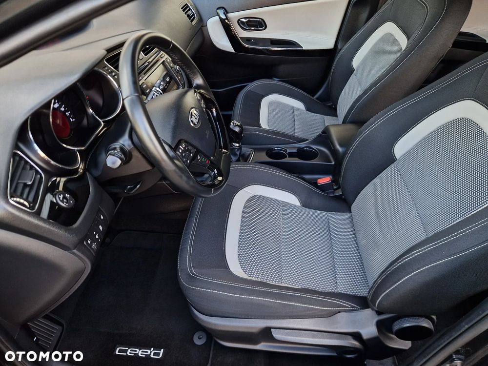 Kia Ceed 1.6 CRDi 128 Dream Team Edition - 8