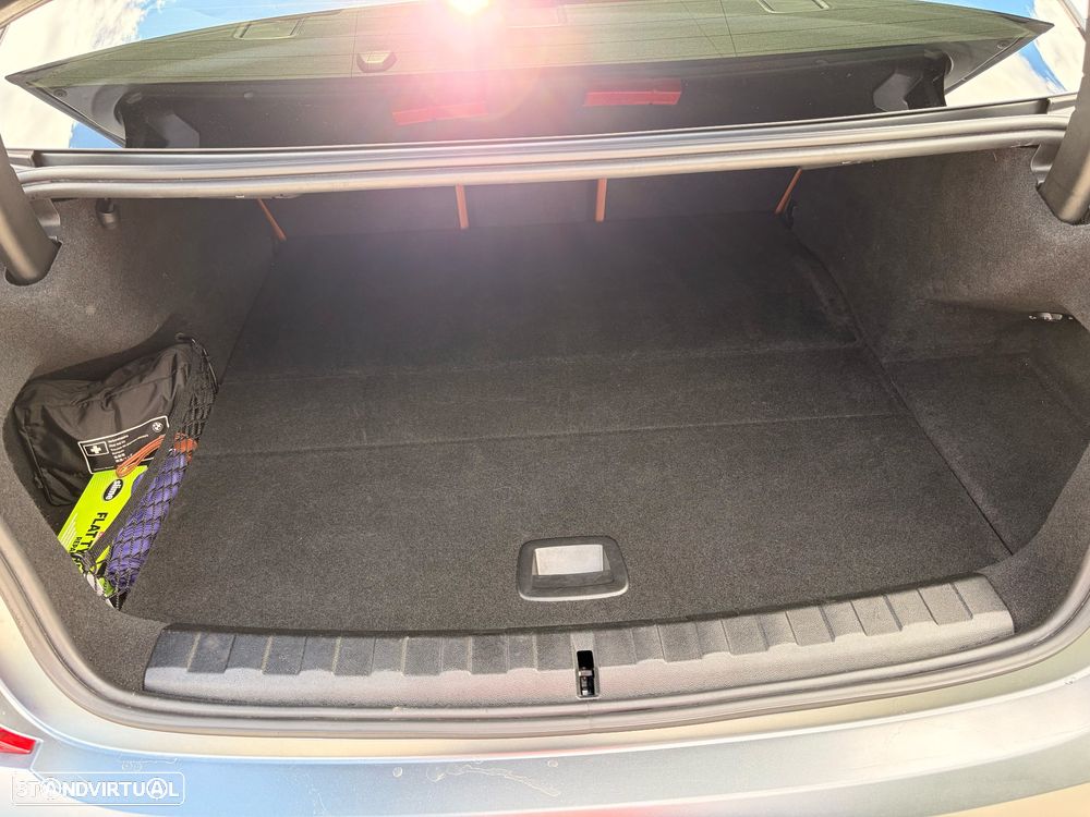BMW 330 e Pack Desportivo M Auto - 18