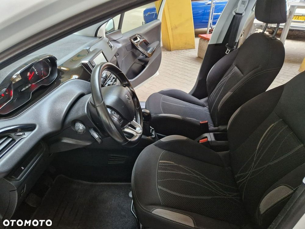 Peugeot 208 - 11