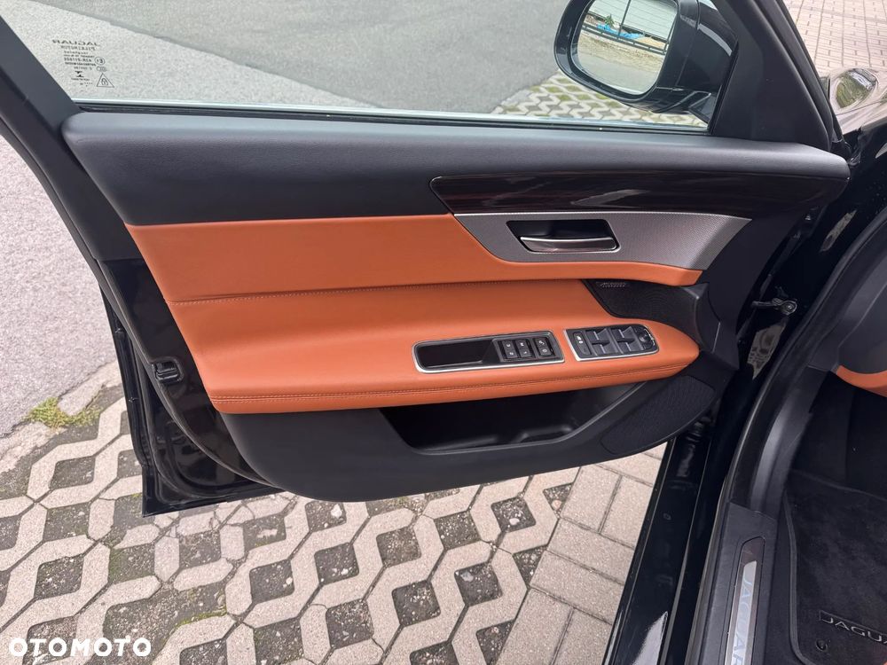 Jaguar XF 25t Portfolio - 31