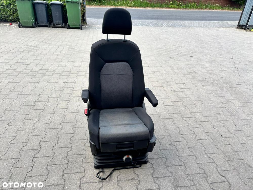 VOLKSWAGEN CRAFTER II 2017- FOTEL PNEUMATYCZNY KIEROWCY PRZÓD EUROPA - 1