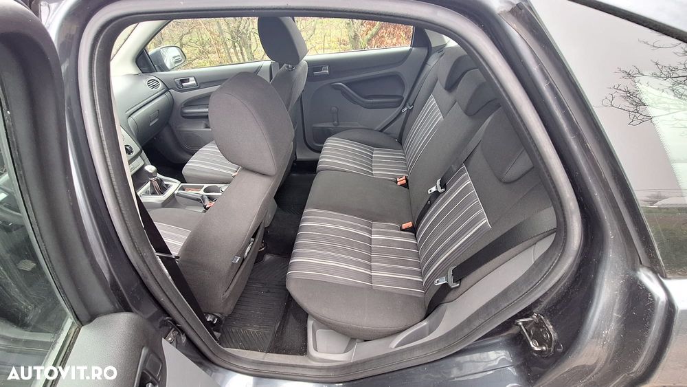 Ford Focus 1.4i Trend - 13