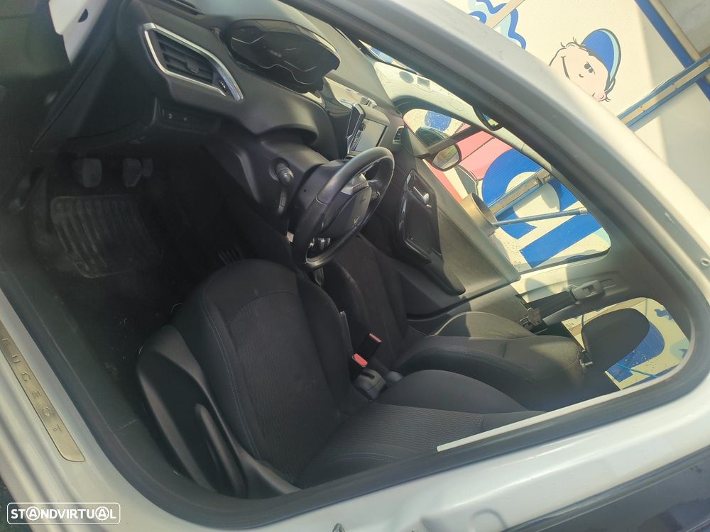 Peugeot 208 1.2 PureTech Signature - 14
