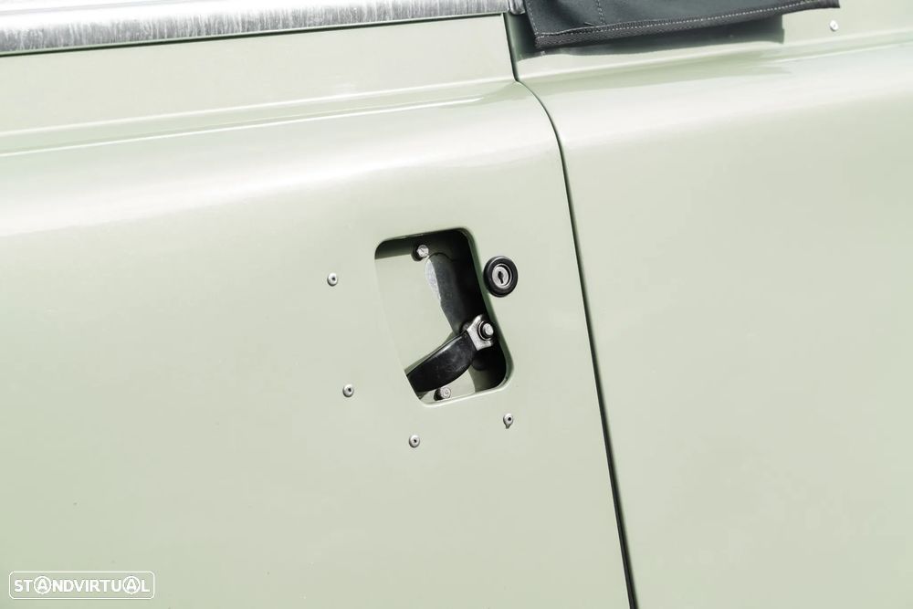 Land Rover Defender - 7