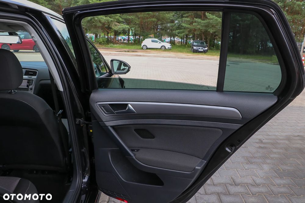 Volkswagen Golf 1.6 TDI DPF Highline - 23