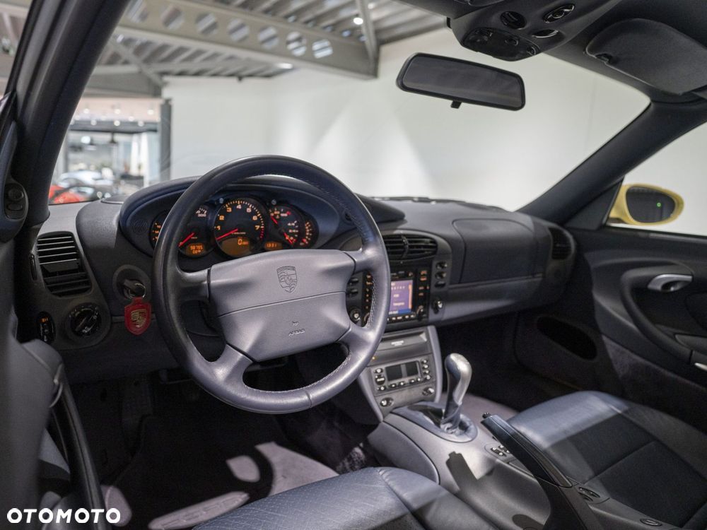 Porsche 911 Carrera - 28