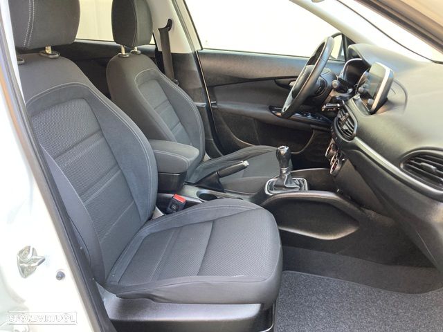 Fiat Tipo Station Wagon 1.3 M-Jet Lounge - 31