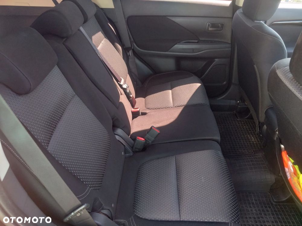 Mitsubishi Outlander 2.0 Invite + 2WD - 18