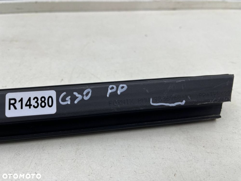 Listwa BMW 5 G30 G31 F90 17-24r. prawa przednia listwa zgarniająca wewnętrzna drzwi 7336960 - 5