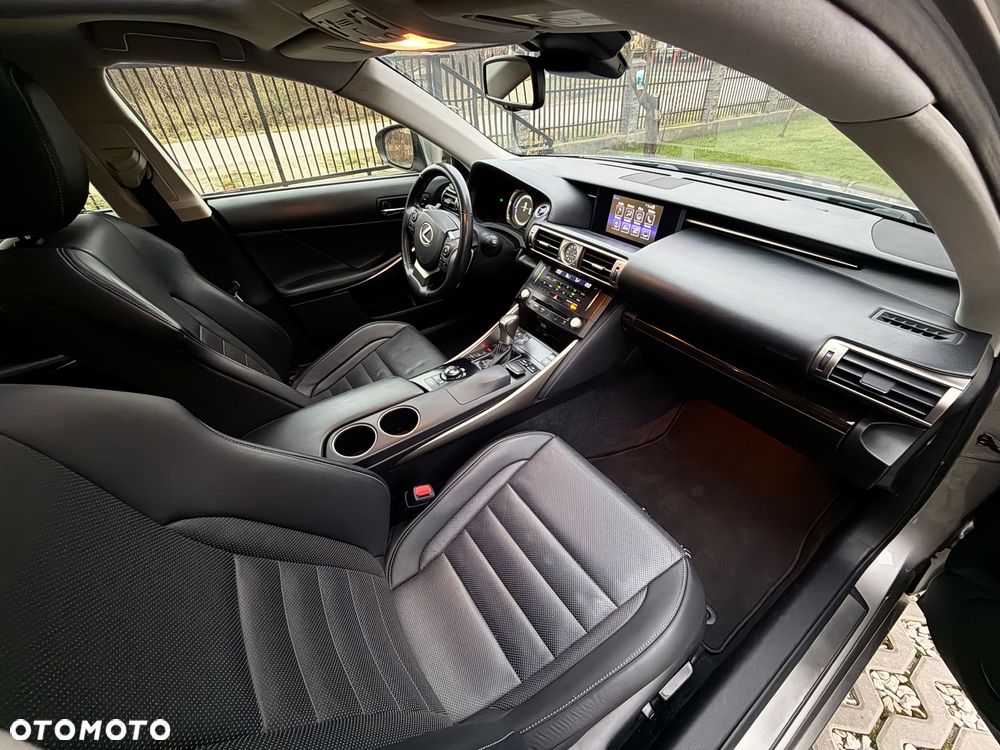 Lexus IS 300h Prestige - 22