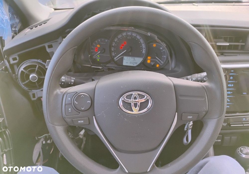 Toyota Auris - 12