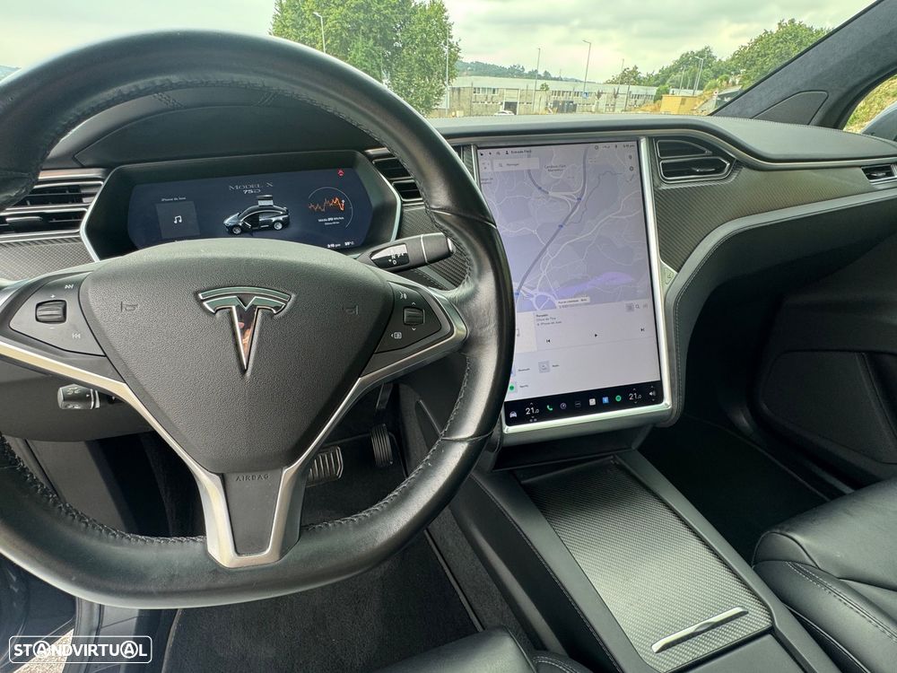 Tesla Model X - 15
