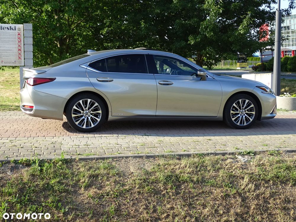 Lexus ES 300h Business Edition + - 26