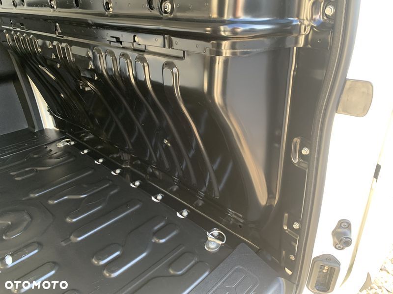 Fiat DOBLO VAN 3 osobowy VAT-1 Homologacja cięż. MOCNY SILNIK 1.6 MultiJet, 105KM Emisja spalin Euro6, Skrzynia biegów 6-cio stopniowa! ORYGINALNA ZABUDOWA PAKI, BOCZNE DRZWI PRZESUWNE, RADIO Z EKRANEM DOTYKOWYM , MULTIFUNKCYJNA KIEROWNICA - 30