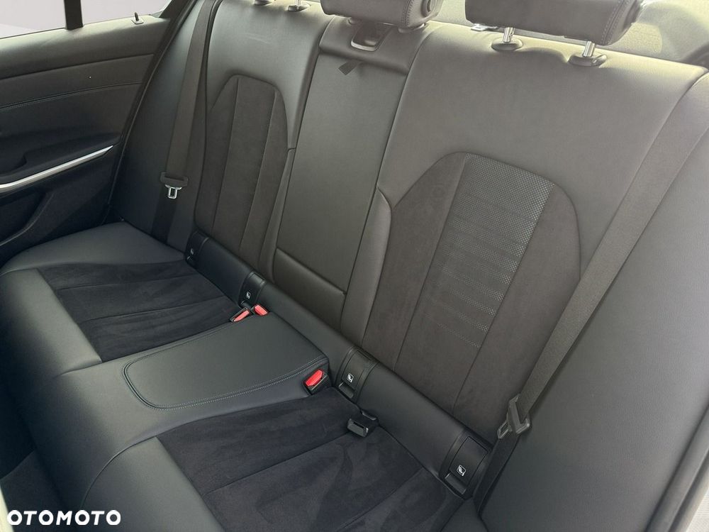 BMW Seria 3 318i M Sport - 24