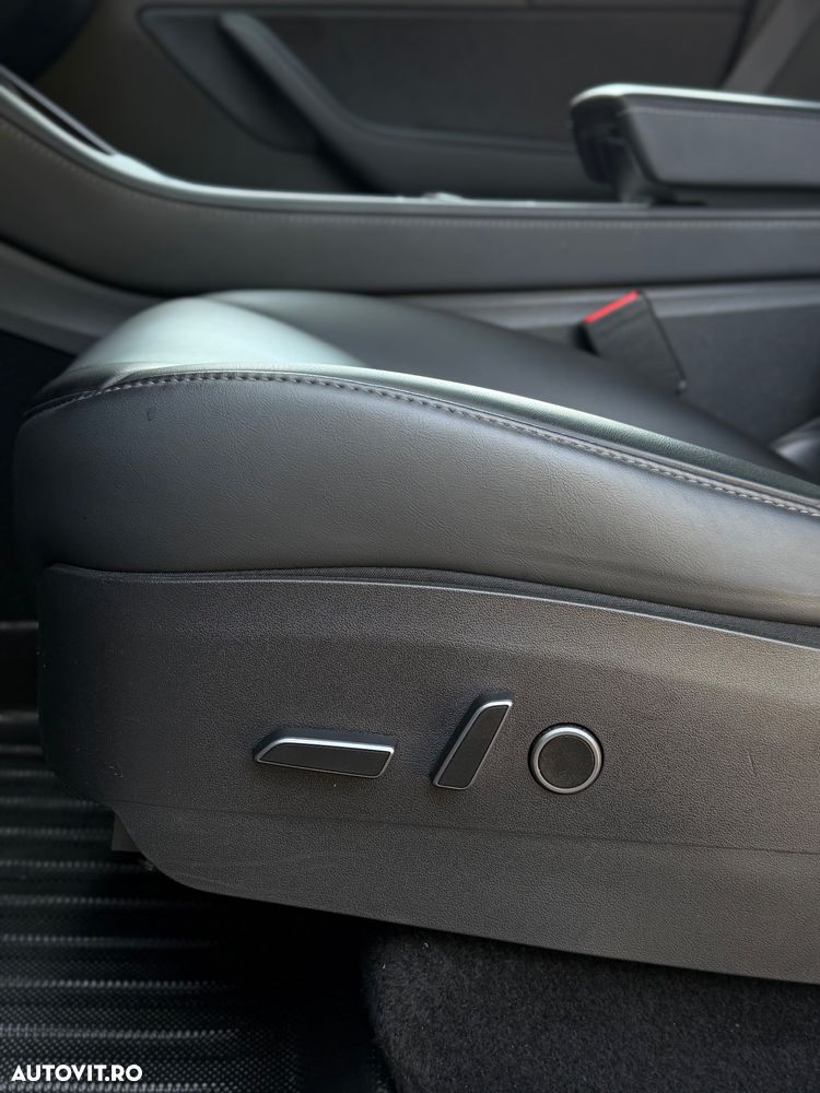 Tesla Model Y Long Range Dual Motor AWD - 18