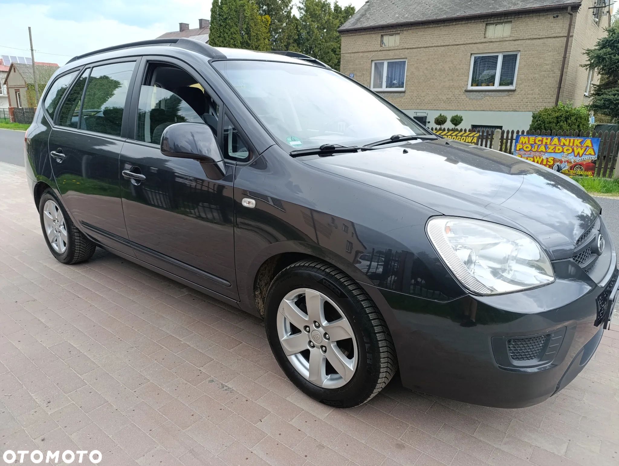 Kia Carens 2.0 CVVT LX - 1
