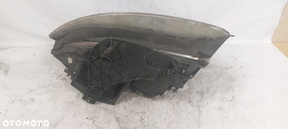 .  PRZOD PRZEDNIA LAMPA PRAWA AUDI A4 B6 - 7
