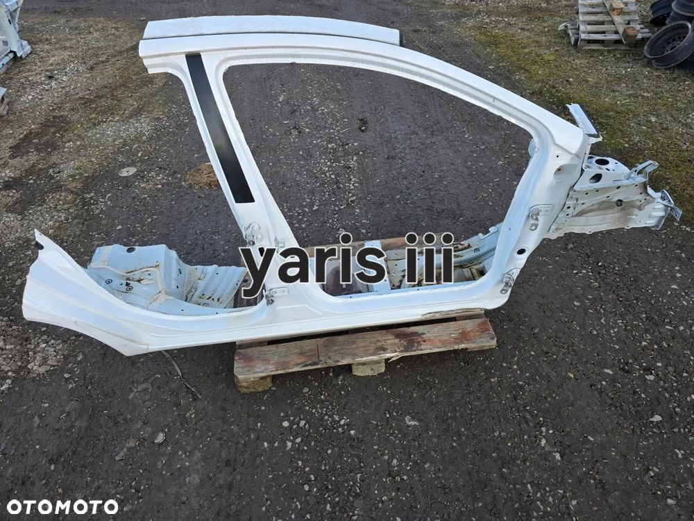 Toyota Yaris III ĆWIARTKA PRZÓD PRZEDNIA PRAWA SŁUPEK - 2