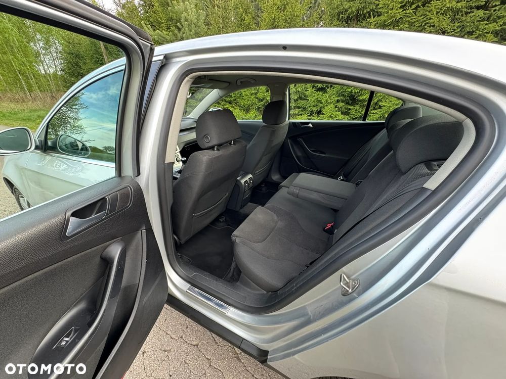 Volkswagen Passat 2.0 TDI Individual - 12