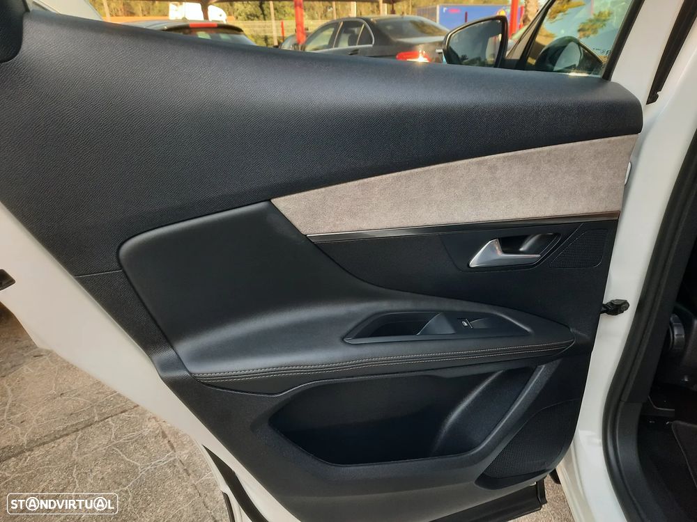 Peugeot 3008 1.6 Hybrid GT Pack e-EAT8 - 35
