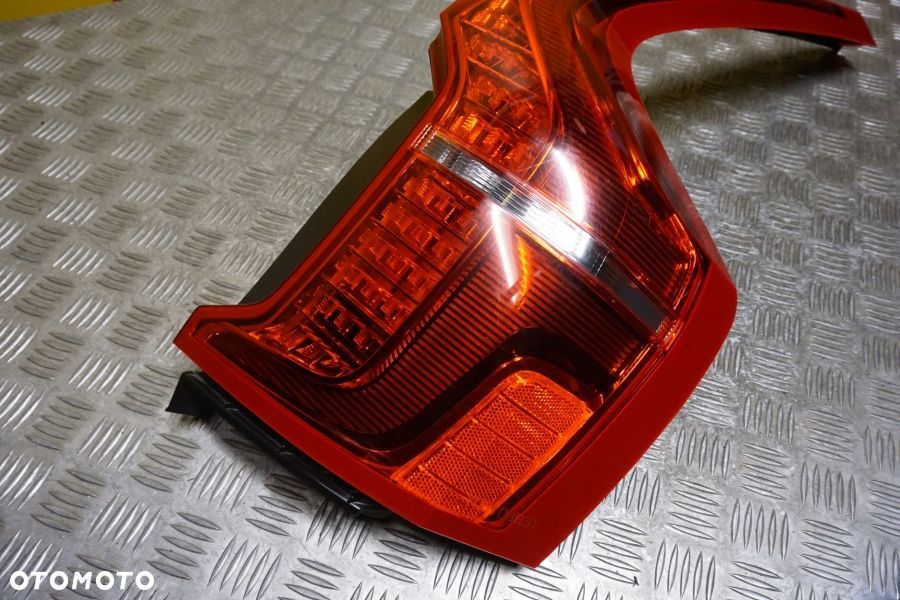 VOLVO XC90 2016 - LAMPA TYŁ TYLNA PRAWA LED USA - 3