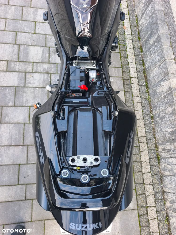 Suzuki GSR - 27