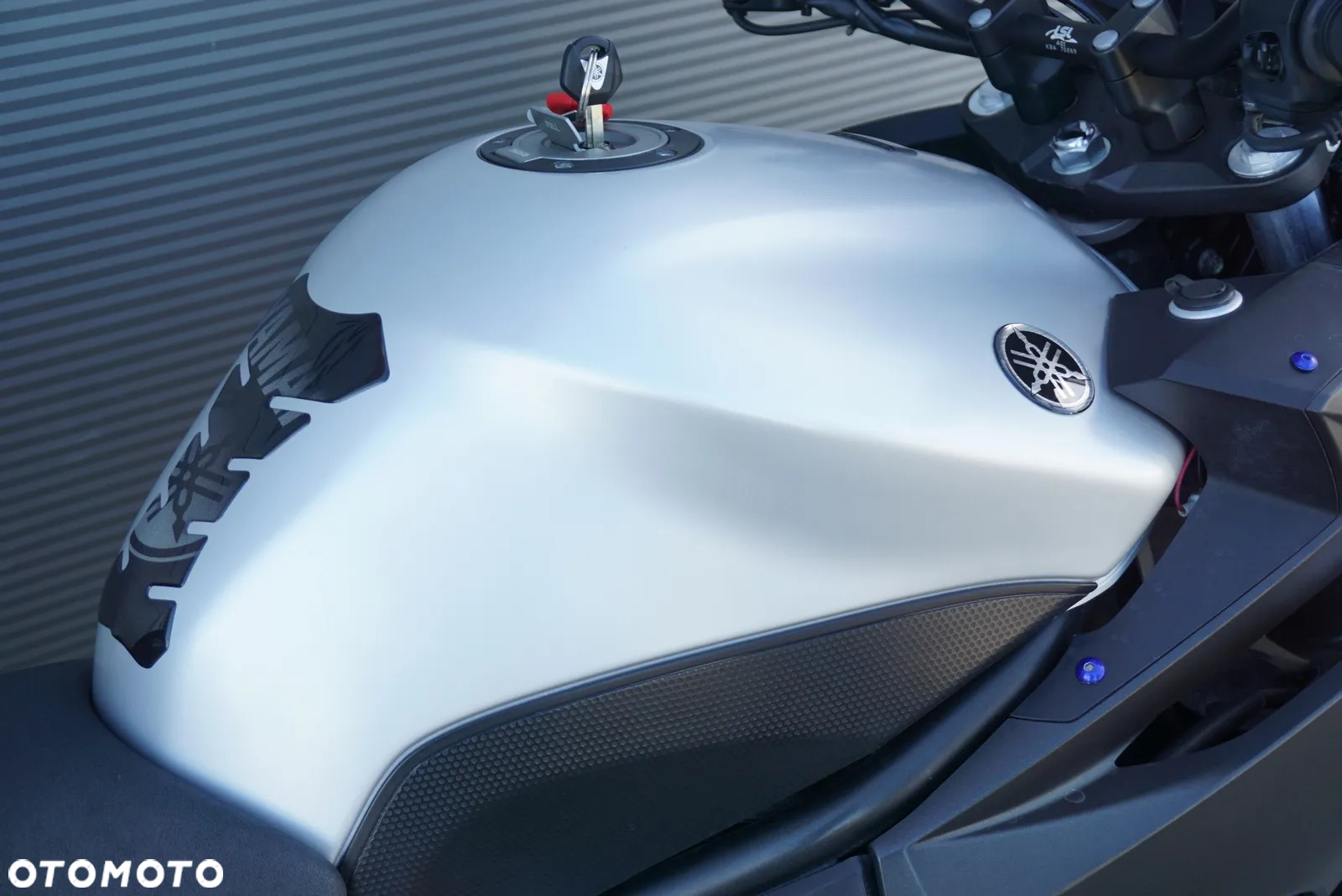 Yamaha XJ - 6